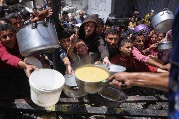 Em Jambalia, deslocados se reúnem para receber porções de alimentos em uma distribuição de caridade: 78 dias de bloqueio -  (crédito:  AFP)