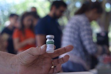 A pasta recomenda que estados e municípios realizem a busca dos grupos prioritários (idosos, crianças e gestantes) e vacinem todas as pessoas que procurarem as UBSs -  (crédito:  Ed Alves CB/DA Press)
