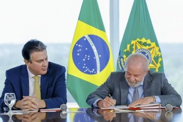 O Prêmio MEC reconheceu 54 alunos pelo alto desempenho na reação do Enem, que receberão medalhas e smartphones e tablets doados pela Receita  -  (crédito: Ricardo Stuckert / PR)
