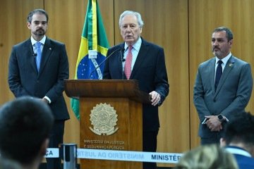 Lewandowski com Urquiza e Rodrigues: segundo ministro, a captura foi 'uma vitória muito importante' contra o crime organizado -  (crédito: Isaac Amorim/MJSP)