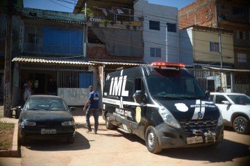 Polícia na casa de Liliane de Carvalho, assassinada pelo ex-companheiro em Ceilândia -  (crédito: Ed Alves/CB/DA Press)