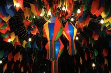 No Brasil, a pipoca também ocupa um lugar especial em eventos culturais e festividades. Durante as festas juninas, por exemplo, ela é tão tradicional quanto as bandeirinhas e as fogueiras, reforçando seu vínculo com celebrações populares. -  (crédito: Divulgação)