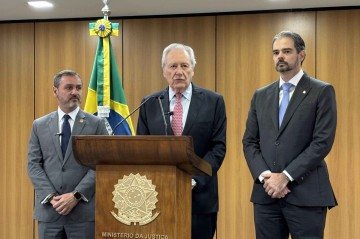 Segundo o secretário-geral da Interpol, Valdecy Urquiza (à direita), o suspeito já estava sendo acompanhado pela polícia internacional desde 2020 -  (crédito: Iago Mac Cord/CB/DA.Press)