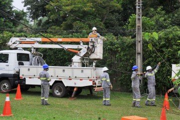 Caso os trabalhos sejam finalizados antes do previsto, a energia pode voltar a funcionar normalmente  -  (crédito: Agência Brasília)