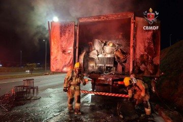 
Caminhão pega fogo e interdita via da EPTG
 -  (crédito: CBMDF)