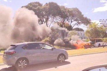 O carro pegou fogo na altura da 412 Sul -  (crédito: Cedido ao Correio)