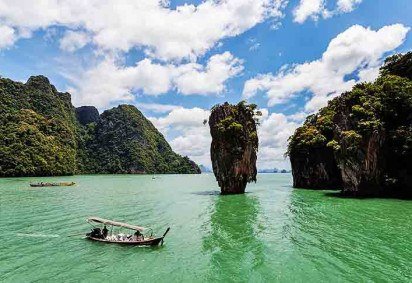 Conheça a Baía de Phang Nga, Tailândia. Destino está em alta entre a Geração Z é entrou no catálogo de ofertas da CVC -  (crédito: Diego Delso/wikimédia Commons)