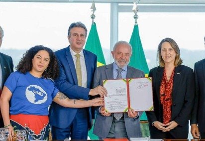 Presidente da república, Luis Inácio Lula da Silva, assinando o documento junto a Camilo Santana, ministro da educação - (crédito: Ricardo Stuckert/PR) Presidente da república, Luis Inácio Lula da Silva, assinando o documento junto a Camilo Santana, ministro da educação - (crédito: Ricardo Stuckert/PR)