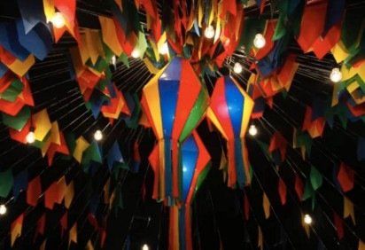 No Brasil, a pipoca também ocupa um lugar especial em eventos culturais e festividades. Durante as festas juninas, por exemplo, ela é tão tradicional quanto as bandeirinhas e as fogueiras, reforçando seu vínculo com celebrações populares. -  (crédito: Divulgação)