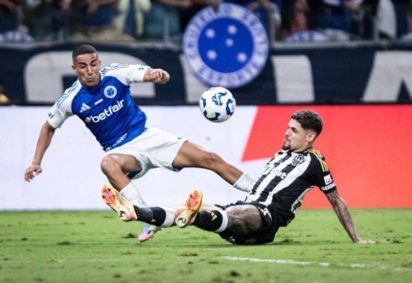 CHRISTIAN – Um guerreiro, procurando se posicionar para receber as bolas. De negativo, o fato de entrar pouco na área para finalizar. NOTA: 6,5. Foto: Gustavo Aleixo/Cruzeiro