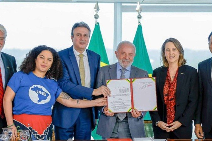 Presidente da república, Luis Inácio Lula da Silva, assinando o documento junto a Camilo Santana, ministro da educação - (crédito: Ricardo Stuckert/PR) Presidente da república, Luis Inácio Lula da Silva, assinando o documento junto a Camilo Santana, ministro da educação - (crédito: Ricardo Stuckert/PR)