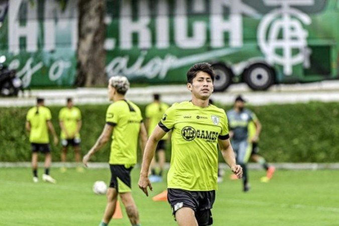 Miguelito, do Coelho, foi suspenso por cinco jogos pelo STJD - (crédito: Foto: Mourão Panda / América) Miguelito, do Coelho, foi suspenso por cinco jogos pelo STJD - (crédito: Foto: Mourão Panda / América)