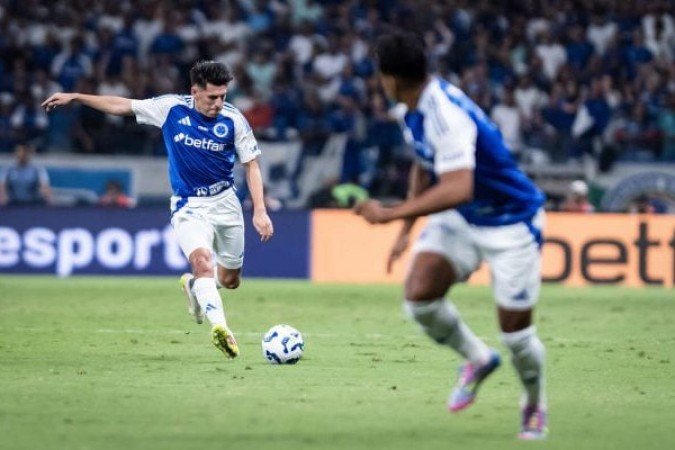 VILLALBA – Bom trabalho na área, freando os poucos ataques do Galo sobre o seu setor. Quase marcou um gol de cabeça no primeiro tempo. NOTA: 6,5. Foto: Gustavo Aleixo/Cruzeiro