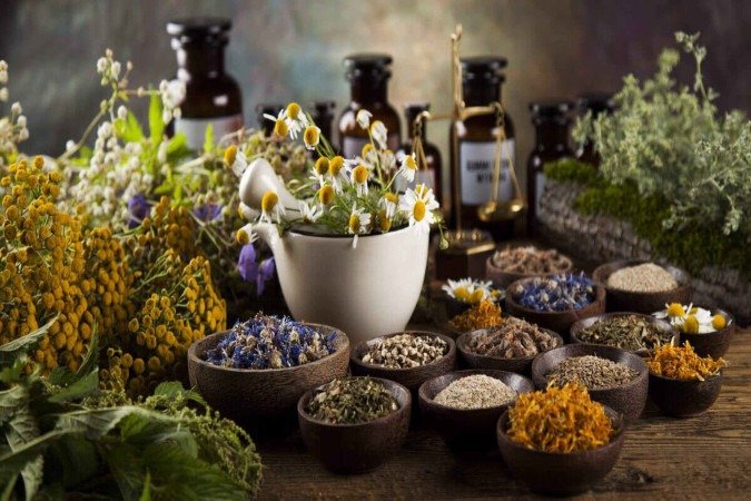 Banhos com ervas ajudam a afastar as energias negativas e aumentam a conexão com a natureza (Imagem: Sebastian Duda | Shutterstock) - (crédito: EdiCase) Banhos com ervas ajudam a afastar as energias negativas e aumentam a conexão com a natureza (Imagem: Sebastian Duda | Shutterstock) - (crédito: EdiCase)
