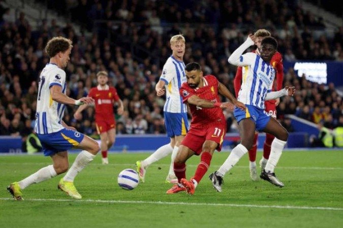 Jogadores de Brighton e Liverpool em disputa de bola na penúltima rodada da Premier League 2024/25 - (crédito: Foto: Julian Finney/Getty Images) Jogadores de Brighton e Liverpool em disputa de bola na penúltima rodada da Premier League 2024/25 - (crédito: Foto: Julian Finney/Getty Images)