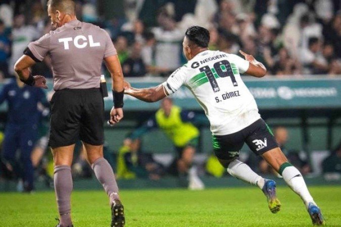 Sebástian Gómez vibra logo após fazer o belo gol que definiu o 1 a 0 do Coritiba sobre o América-MG - (crédito: Foto: JP Pacheco/Coritiba) Sebástian Gómez vibra logo após fazer o belo gol que definiu o 1 a 0 do Coritiba sobre o América-MG - (crédito: Foto: JP Pacheco/Coritiba)