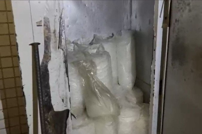 Gelo em sacos encostados em parede da fábrica no Rio de Janeiro - (crédito: Divulgação/PCERJ) Gelo em sacos encostados em parede da fábrica no Rio de Janeiro - (crédito: Divulgação/PCERJ)