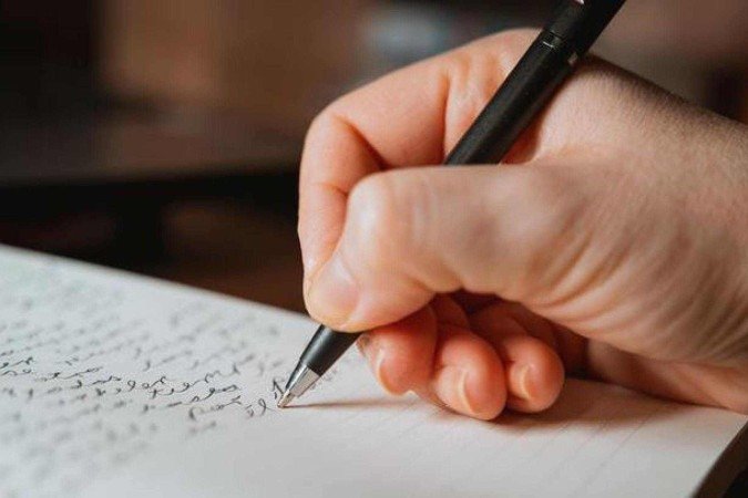 Nossos primeiros rabiscos são influenciados pela forma como aprendemos a segurar os materiais com os mais velhos - (crédito: Getty Images) Nossos primeiros rabiscos são influenciados pela forma como aprendemos a segurar os materiais com os mais velhos - (crédito: Getty Images)