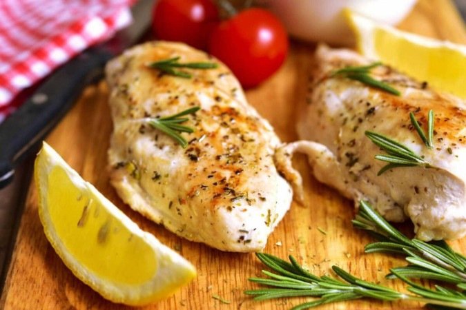 Frango grelhado com limão e alecrim (Imagem: Liliya Kandrashevich | Shutterstock) - (crédito: EdiCase) Frango grelhado com limão e alecrim (Imagem: Liliya Kandrashevich | Shutterstock) - (crédito: EdiCase)