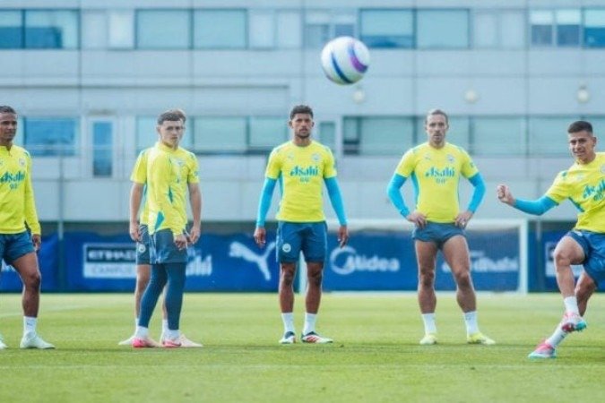 Jogadores do Manchester City durante treinamento da equipe -  (crédito: Foto: Divulgação)