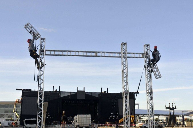 19/05/2025. Minervino Júnior/CB/D.A Press. Brasil. Brasilia - DF. Preparativos e montagem de palco/estrutura para show na Praça dos Três Poderes - (crédito: Minervino Júnior/CB/D.A.Press) 19/05/2025. Minervino Júnior/CB/D.A Press. Brasil. Brasilia - DF. Preparativos e montagem de palco/estrutura para show na Praça dos Três Poderes - (crédito: Minervino Júnior/CB/D.A.Press)