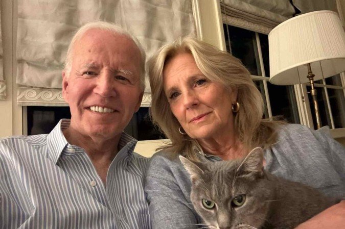 Biden publicou uma selfie sorridente com a mulher, Jill Biden, e a gata - (crédito: Reprodução/Instagram/@joebiden) Biden publicou uma selfie sorridente com a mulher, Jill Biden, e a gata - (crédito: Reprodução/Instagram/@joebiden)