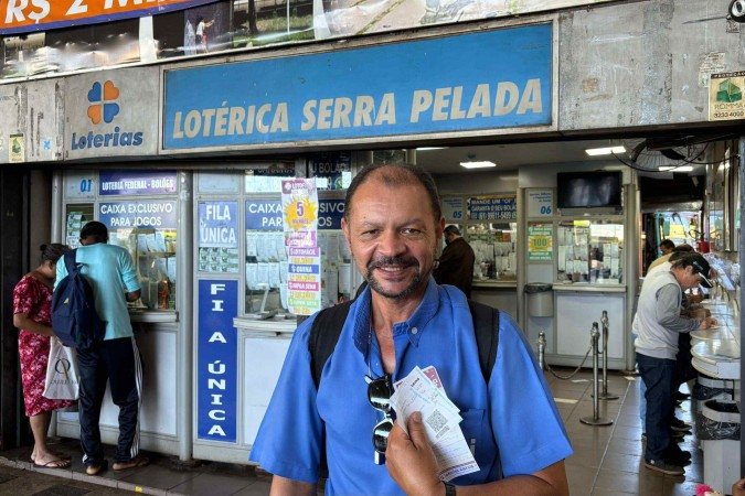 Sandro Luiz Romano Dias, morador de Samambaia, jogou semana ada, não ganhou, e hoje já estava marcando presença na lotérica novamente - (crédito: Leonardo Rodrigues/CB) Sandro Luiz Romano Dias, morador de Samambaia, jogou semana ada, não ganhou, e hoje já estava marcando presença na lotérica novamente - (crédito: Leonardo Rodrigues/CB)