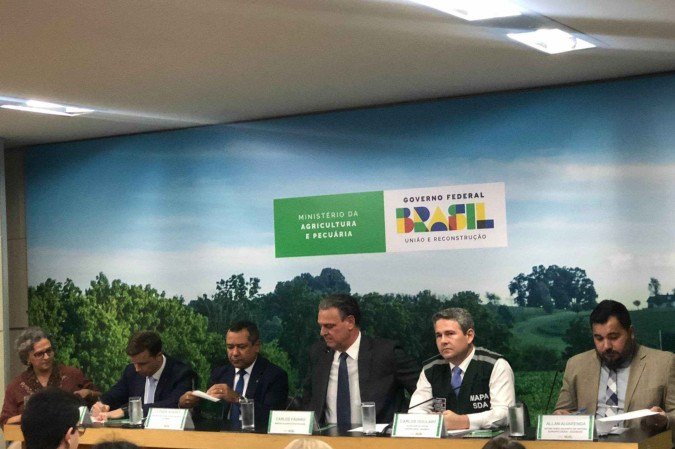 Durante coletiva, Fávaro reforça importância da transparência no monitoramento da gripe aviária - (crédito: Danandra Rocha/CB/D.A. Press) Durante coletiva, Fávaro reforça importância da transparência no monitoramento da gripe aviária - (crédito: Danandra Rocha/CB/D.A. Press)