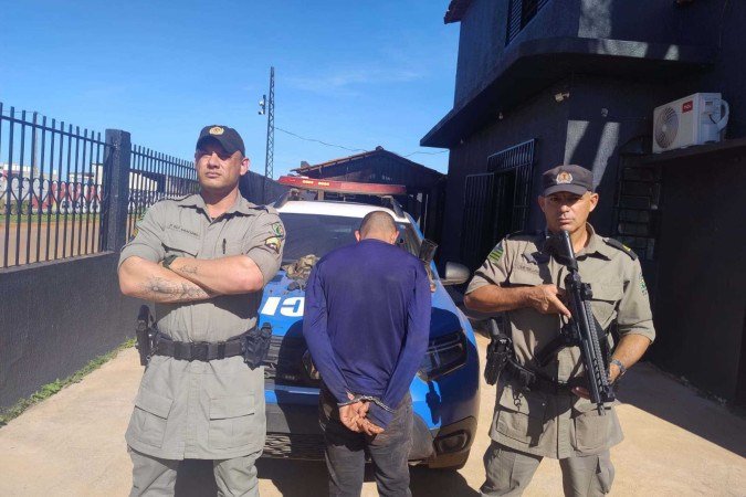 Suspeito foi preso pela polícia - (crédito: PMGO/Divulgação) Suspeito foi preso pela polícia - (crédito: PMGO/Divulgação)
