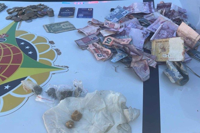 Além das drogas, também foi apreendidas uma quantia em dinheiro - (crédito: PMDF) Além das drogas, também foi apreendidas uma quantia em dinheiro - (crédito: PMDF)