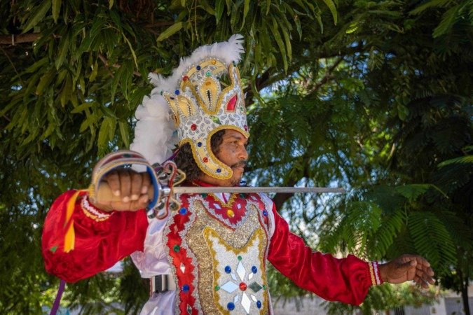 Brincante e mestre da cultura popular do Cariri cearense realiza oficinas e vivências com foco no jogo de espadas. - (crédito: Divulgação) Brincante e mestre da cultura popular do Cariri cearense realiza oficinas e vivências com foco no jogo de espadas. - (crédito: Divulgação)