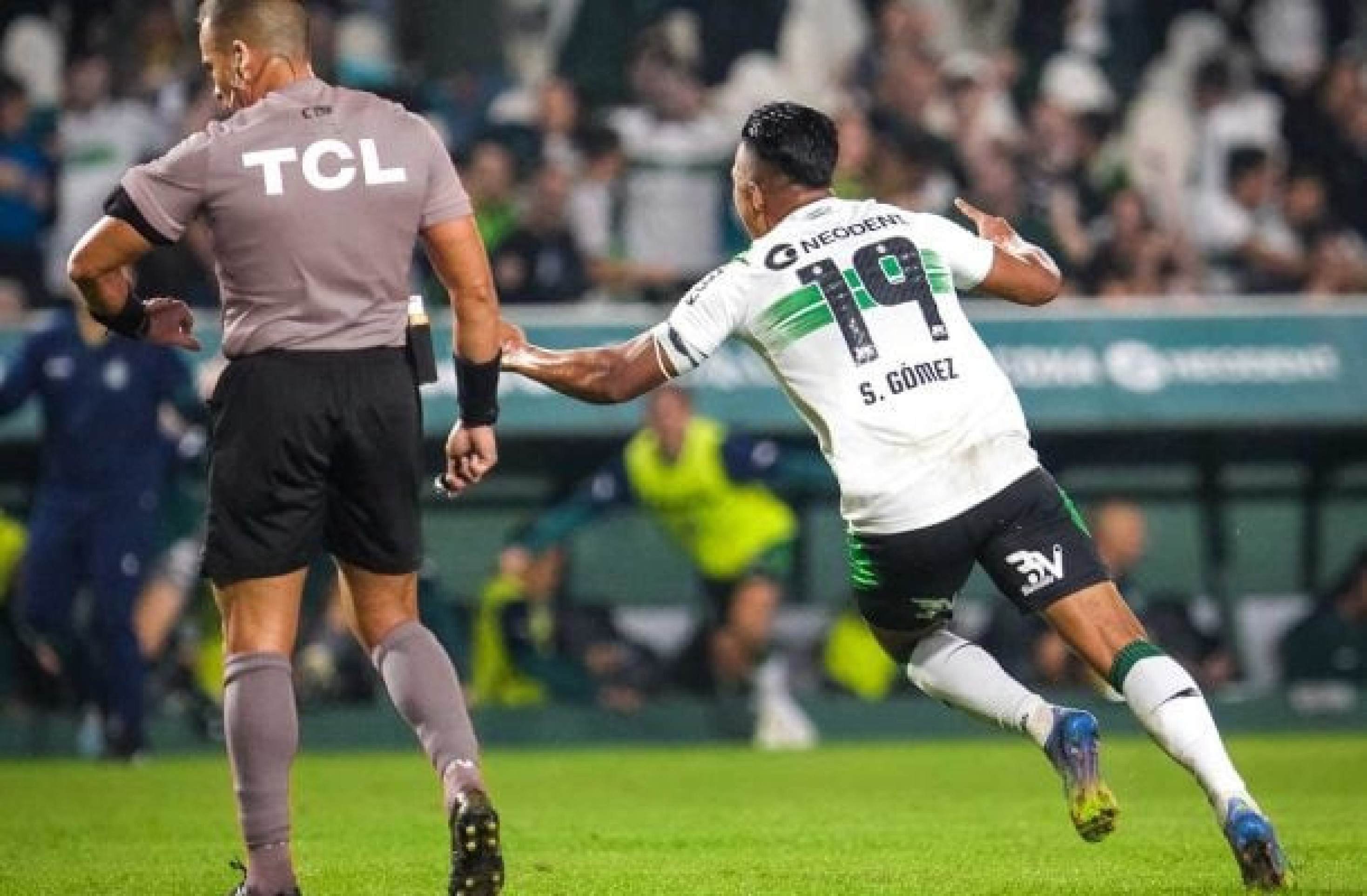 Coritiba vence e dá um salto na tabela da Série B