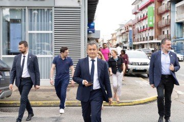 O Ministro da Justiça da França, Gerald Darmanin, caminha pelas ruas da cidade de Caiena, durante sua viagem oficial à Guiana Francesa       -  (crédito: Ronan LIETAR / AFP)