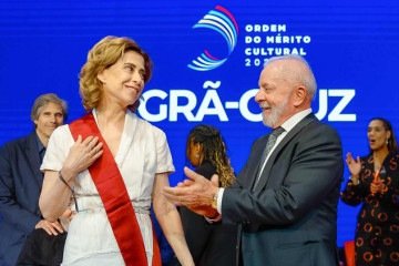 Lula concede maior honraria da cultura brasileira para Fernanda Torres