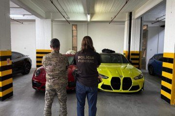  Agentes da Polícia Federal apreenderam, em uma garagem do Setor Comercial Sul, os carros de luxo pertencentes ao Careca do INSS -  (crédito:  Policia Federal/Divulgação)