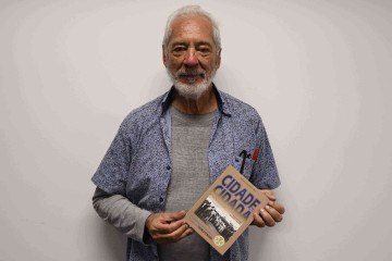 Wílon Wander Lopes com seu livro 'Cidade Cidadã' -  (crédito:   Bruna Gaston CB/DA Press)