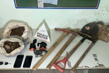 Além das pedras, foram encontradas pás e lanternas utilizadas no crime -  (crédito: PMMG/Divulgação)