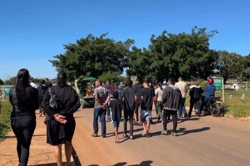 Em meio a lágrimas, parentes prestam últimas homenagens a Vanessa - (crédito: Roberta Leite) Em meio a lágrimas, parentes prestam últimas homenagens a Vanessa - (crédito: Roberta Leite)