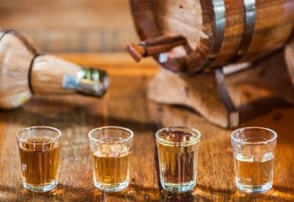 Além de melhorar o aroma e o paladar, o envelhecimento da cachaça  pode modificar a coloração, tornando a bebida 'macia' e atenuando a sensação secante do álcool. -  (crédito:  Imagem Freepik)