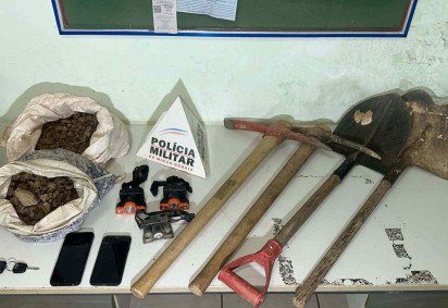 Além das pedras, foram encontradas pás e lanternas utilizadas no crime -  (crédito: PMMG/Divulgação)