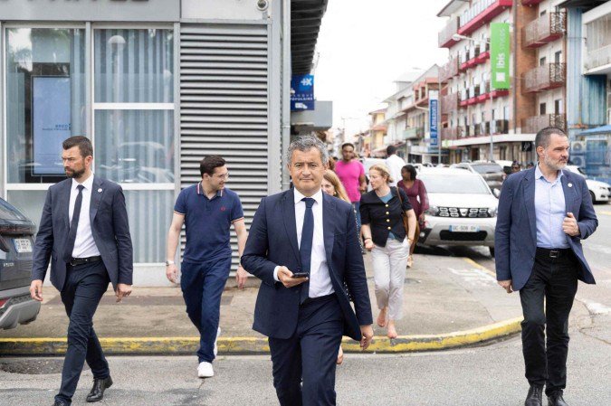 O Ministro da Justiça da França, Gerald Darmanin, caminha pelas ruas da cidade de Caiena, durante sua viagem oficial à Guiana sa - (crédito: Ronan LIETAR / AFP) O Ministro da Justiça da França, Gerald Darmanin, caminha pelas ruas da cidade de Caiena, durante sua viagem oficial à Guiana sa - (crédito: Ronan LIETAR / AFP)