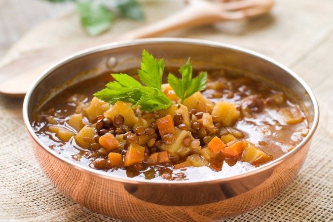 Sopa de lentilha com legumes (Imagem: Wiktory | Shutterstock) - (crédito: EdiCase) Sopa de lentilha com legumes (Imagem: Wiktory | Shutterstock) - (crédito: EdiCase)
