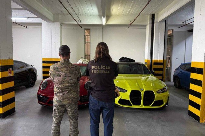 Agentes da Polícia Federal apreenderam, em uma garagem do Setor Comercial Sul, os carros de luxo pertencentes ao Careca do INSS - (crédito: Policia Federal/Divulgação) Agentes da Polícia Federal apreenderam, em uma garagem do Setor Comercial Sul, os carros de luxo pertencentes ao Careca do INSS - (crédito: Policia Federal/Divulgação)