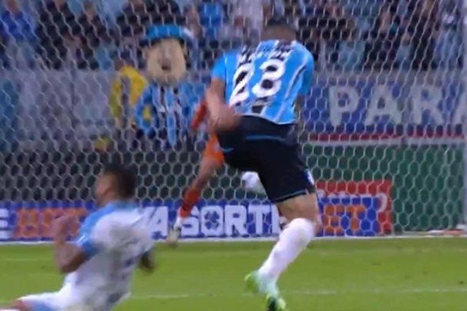 Marlon finaliza para grand edefesa do goleiro Gabriel Félix. Goleiro se destaca e como 0 a 0 classifica o time alagoano - (crédito: Foto: Reprodução / Prime Video Sport Brasil) Marlon finaliza para grand edefesa do goleiro Gabriel Félix. Goleiro se destaca e como 0 a 0 classifica o time alagoano - (crédito: Foto: Reprodução / Prime Video Sport Brasil)