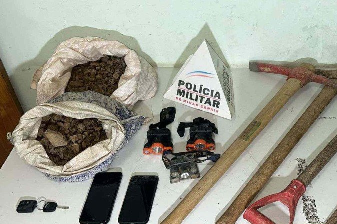 Além das pedras, foram encontradas pás e lanternas utilizadas no crime