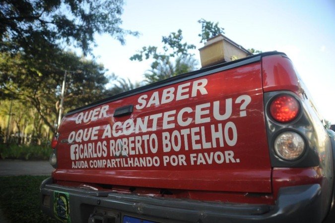 Carlos Roberto Botelho busca justica com as proprias maos depois que o caso de seu filho foi arquivado pela justica. Cidadao de Montes Claros carlos Roberto perdeu seu filho em 2020 quando Lucas morreu em circustancias nao esclarecidos pela Policia depois de uma briga com sua mulher suspeita de traicao com um vizinho de predio. Carlos Roberto busca a reabertura do inquerito na Justica