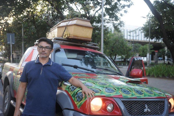 Carlos Roberto Botelho busca justica com as proprias maos depois que o caso de seu filho foi arquivado pela justica. Cidadao de Montes Claros carlos Roberto perdeu seu filho em 2020 quando Lucas morreu em circustancias nao esclarecidos pela Policia depois de uma briga com sua mulher suspeita de traicao com um vizinho de predio. Carlos Roberto busca a reabertura do inquerito na Justica - (crédito: Alexandre Guzanshe/EM/D.A Press) Carlos Roberto Botelho busca justica com as proprias maos depois que o caso de seu filho foi arquivado pela justica. Cidadao de Montes Claros carlos Roberto perdeu seu filho em 2020 quando Lucas morreu em circustancias nao esclarecidos pela Policia depois de uma briga com sua mulher suspeita de traicao com um vizinho de predio. Carlos Roberto busca a reabertura do inquerito na Justica - (crédito: Alexandre Guzanshe/EM/D.A Press)