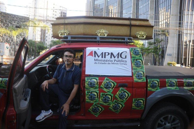 Carlos Roberto Botelho busca justica com as proprias maos depois que o caso de seu filho foi arquivado pela justica. Cidadao de Montes Claros carlos Roberto perdeu seu filho em 2020 quando Lucas morreu em circustancias nao esclarecidos pela Policia depois de uma briga com sua mulher suspeita de traicao com um vizinho de predio. Carlos Roberto busca a reabertura do inquerito na Justica