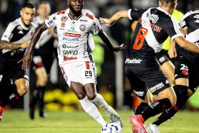 OPERÃRIO-PR - O time paranaense demonstrou muita organizaÃ§Ã£o durante toda a eliminatÃ³ria. Fez um jogo duro em SÃ£o JanuÃ¡rio. Embora o Vasco tenha tido o controle do primeiro tempo, o time paranaense nÃ£o permitiu criar situaÃ§Ãµes dentro da Ã¡rea. O goleiro Elias, que fez uma boa partida, falhou no gol de Rayan. JÃ¡ na frente, explorou bastante o jogo aÃ©reo e levou vantagem, tanto Ã© que assim fez o gol de empate. NOTA: 6,0 - Foto: DivulgaÃ§Ã£o/OperÃ¡rio-PR