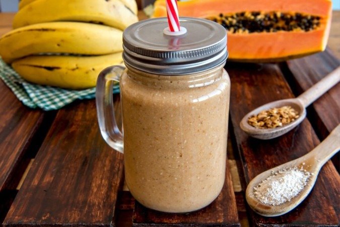 Vitamina de mamão, banana, granola e aveia (Imagem: Giovani Dressler | Shutterstock) - (crédito: EdiCase) Vitamina de mamão, banana, granola e aveia (Imagem: Giovani Dressler | Shutterstock) - (crédito: EdiCase)